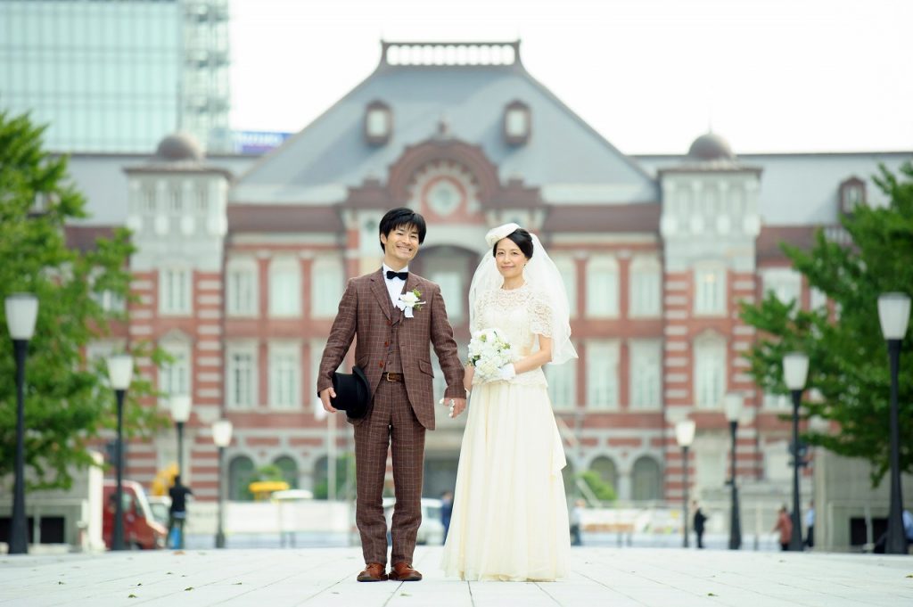 東京駅、丸の内でフォトウエディング・前撮り。東京駅をバックに。レトロでかわいいウエディングフォト