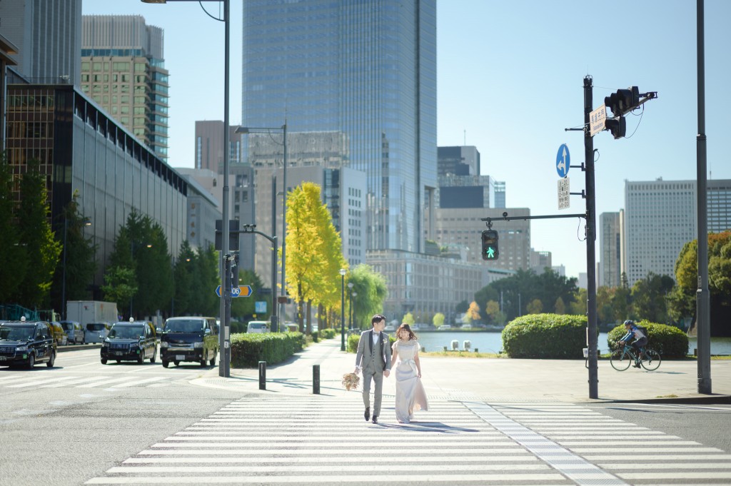 東京駅、丸の内でフォトウエディング・前撮り。丸の内の街並みと。緑もいっぱい