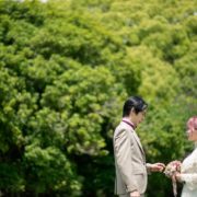 緑の中のヴィンテージドレスの画像4