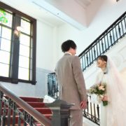 歴史的建造物でヴィンテージドレスウエディングの画像5