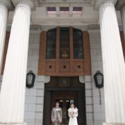 歴史的建造物でヴィンテージドレスウエディングの画像24